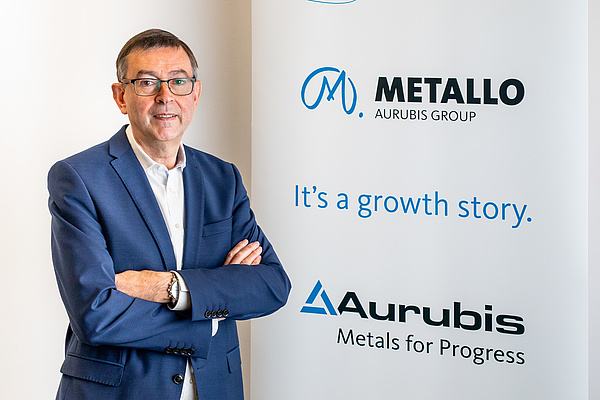 Foto: Aurubis: Dirk Vanderberghe vor einem Banner